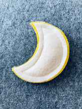 Lade das Bild in den Galerie-Viewer, Grabbeigabe - Trosttäschchen Mond