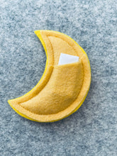Lade das Bild in den Galerie-Viewer, Grabbeigabe - Trosttäschchen Mond